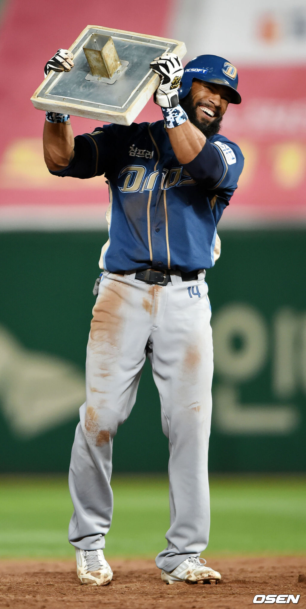 2일 오후 인천 SK행복드림구장에서 열린 '2015 타이어뱅크 KBO 리그' SK 와이번스와 NC 다이노스의 경기, 3회초 무사 주자 1루 NC 나성범 타석에서 1루 주자 테임즈가 2루 도루에 성공하며 40-40에 성공했다.테임즈가 2루 베이스를 뽑아들고 자축하고 있다. / rumi@osen.co.kr
