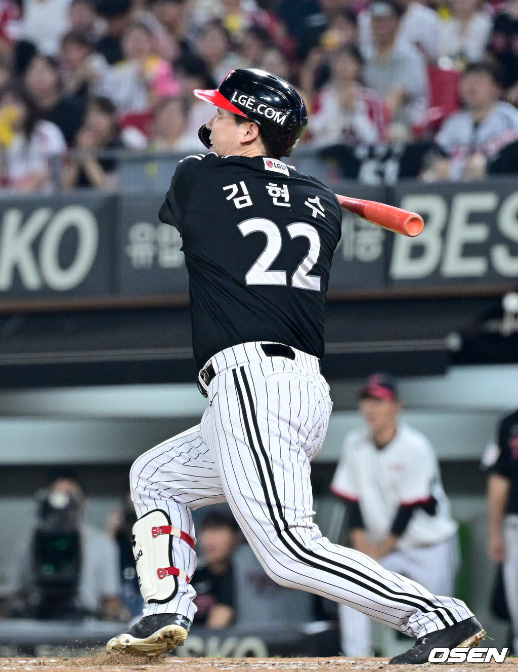 24일 광주-기아 챔피언스필드에서 ‘2025 신한 SOL Bank KBO리그’ KIA 타이거즈와 LG 트윈스의 경기가 열렸다.홈팀 KIA는 양현종, 방문팀 LG는 손주영을 선발로 내세웠다.8회초 무사 2, 3루 상황 LG 김현수가 달아나는 우중간 스리런포를 날리고 있다. 2025.07.24 / dreamer@osen.co.kr