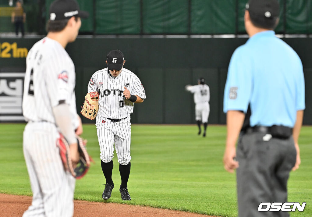25일 부산 사직야구장에서 2025 신한 SOL 뱅크 KBO 리그 롯데 자이언츠와 KIA 타이거즈의 경기가 열렸다. 홈팀 롯데는 데이비슨이, 방문팀 KIA는 김건국이 선발 출전했다.롯데 자이언츠 황성빈이 7회초 1사 KIA 타이거즈 박찬호의 타구를 놓친 후 김동혁과 교체되고 있다. 2025.07.25 / foto0307@osen.co.kr