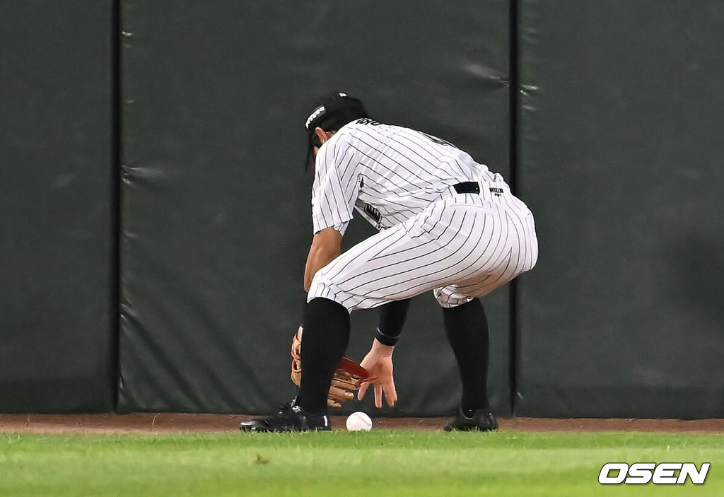 25일 부산 사직야구장에서 2025 신한 SOL 뱅크 KBO 리그 롯데 자이언츠와 KIA 타이거즈의 경기가 열렸다. 홈팀 롯데는 데이비슨이, 방문팀 KIA는 김건국이 선발 출전했다.롯데 자이언츠 황성빈이 7회초 1사 KIA 타이거즈 박찬호의 타구를 놓치고 있다. 2025.07.25 / foto0307@osen.co.kr