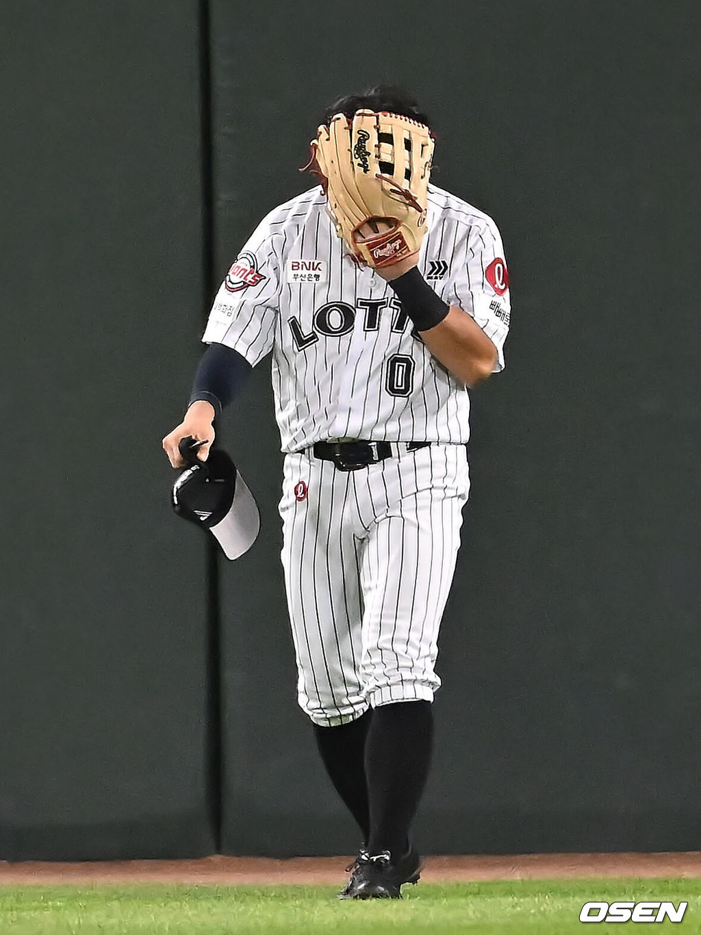 25일 부산 사직야구장에서 2025 신한 SOL 뱅크 KBO 리그 롯데 자이언츠와 KIA 타이거즈의 경기가 열렸다. 홈팀 롯데는 데이비슨이, 방문팀 KIA는 김건국이 선발 출전했다.롯데 자이언츠 황성빈이 7회초 1사 KIA 타이거즈 박찬호의 타구를 놓치고 아쉬워하고 있다. 2025.07.25 / foto0307@osen.co.kr