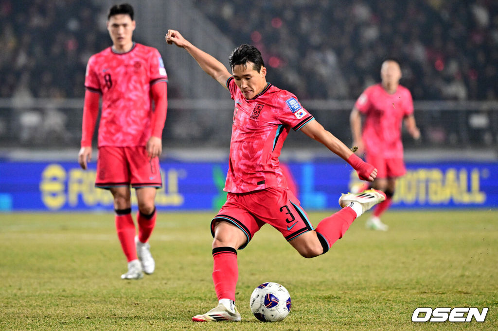 대한민국 대표팀이 홈에서 오만에 1-1로 비겼다. 홍명보(56) 감독이 이끄는 한국 축구 대표팀은 20일 오후 8시 고양종합운동장에서 열린 2026 국제축구연맹(FIFA) 북중미 월드컵 아시아지역 3차 예선 B조 7차전 오만과 맞대결을 치러 1-1로 비겼다.후반 한국 이태석이 슛을 시도하고 있다. 2025.03.20 /cej@osen.co.kr