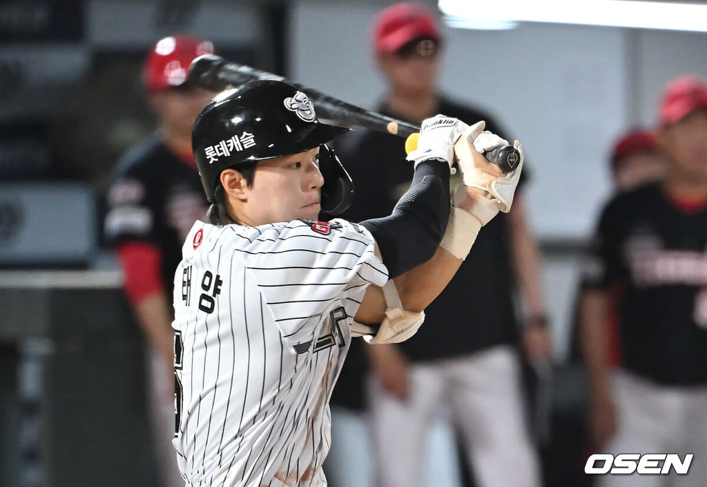 25일 부산 사직야구장에서 2025 신한 SOL 뱅크 KBO 리그 롯데 자이언츠와 KIA 타이거즈의 경기가 열렸다. 홈팀 롯데는 데이비슨이, 방문팀 KIA는 김건국이 선발 출전했다.롯데 자이언츠 한태양이 6회말 무사 1,2루 중견수 왼쪽 1타점 안타를 치고 있다. 2025.07.25 / foto0307@osen.co.kr