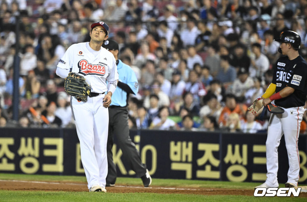 24일 오후 서울 잠실야구장에서 2025 신한 SOL Bank KBO리그 두산 베어스와 한화 이글스의 경기가 열렸다. 이날 두산은 최승용, 한화는 폰세를 선발로 내세웠다.8회초 1사 1,2루 한화 황영묵 내야안타에 타구를 잡은 두산 투수 이영하가 1루가 비어 공을 던지지 못하며 출루를 허용했다. 아쉬워하는 1루수 강승호. 2025.07.24 /cej@osen.co.kr