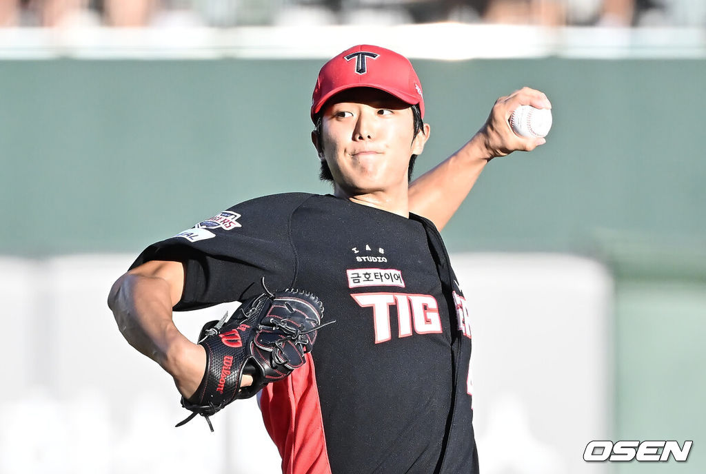 26일 부산 사직야구장에서 2025 신한 SOL 뱅크 KBO 리그 롯데 자이언츠와 KIA 타이거즈의 경기가 열렸다. 홈팀 롯데는 이민석이, 방문팀 KIA는 이의리가 선발 출전했다.KIA 타이거즈 선발 투수 이의리가 역투하고 있다. 2025.07.26 / foto0307@osen.co.kr