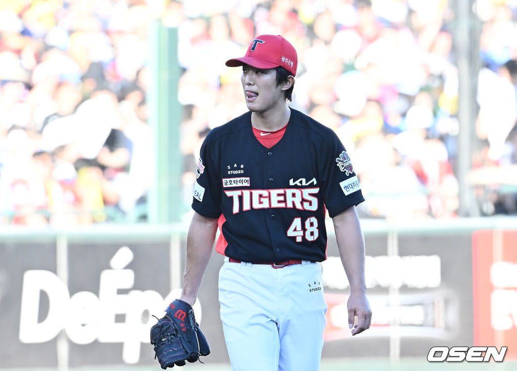 26일 부산 사직야구장에서 2025 신한 SOL 뱅크 KBO 리그 롯데 자이언츠와 KIA 타이거즈의 경기가 열렸다. 홈팀 롯데는 이민석이, 방문팀 KIA는 이의리가 선발 출전했다.KIA 타이거즈 이의리가 1회말 2실점 후 아쉬워하고 있다. 2025.07.26 / foto0307@osen.co.kr