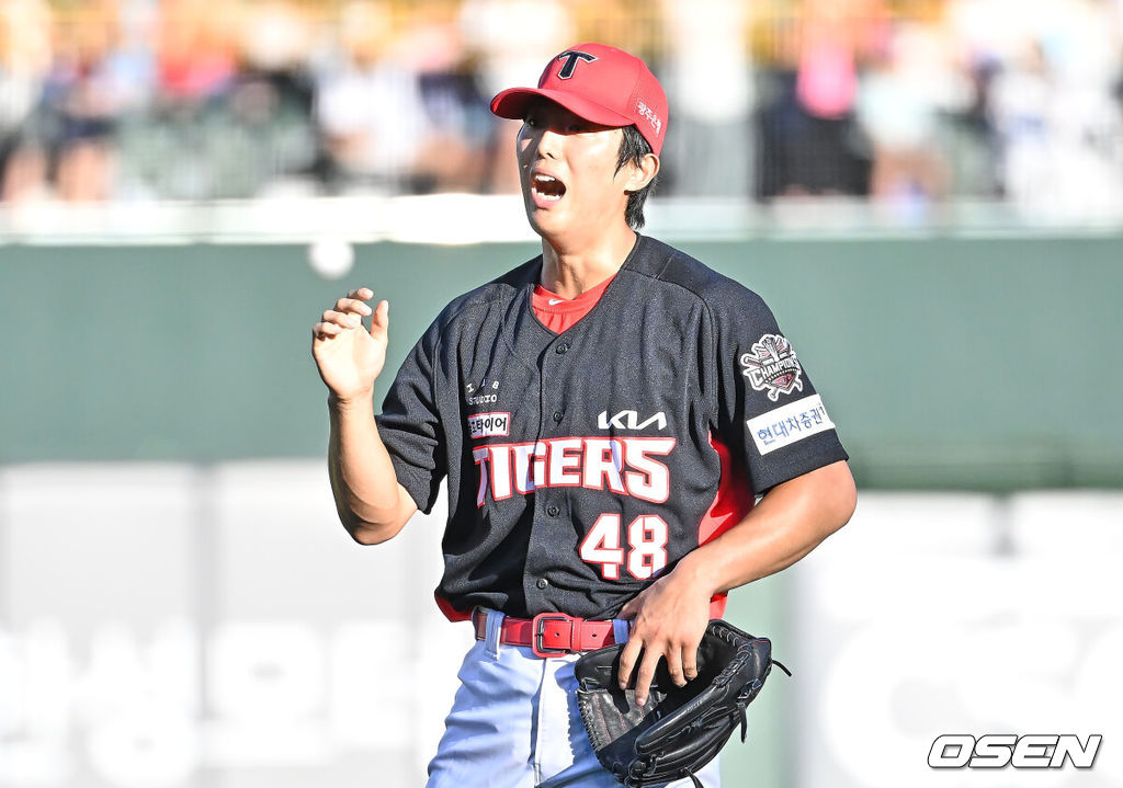 26일 부산 사직야구장에서 2025 신한 SOL 뱅크 KBO 리그 롯데 자이언츠와 KIA 타이거즈의 경기가 열렸다. 홈팀 롯데는 이민석이, 방문팀 KIA는 이의리가 선발 출전했다.KIA 타이거즈 선발 투수 이의리가 1회말 2실점 후 아쉬워하고 있다. 2025.07.26 / foto0307@osen.co.kr