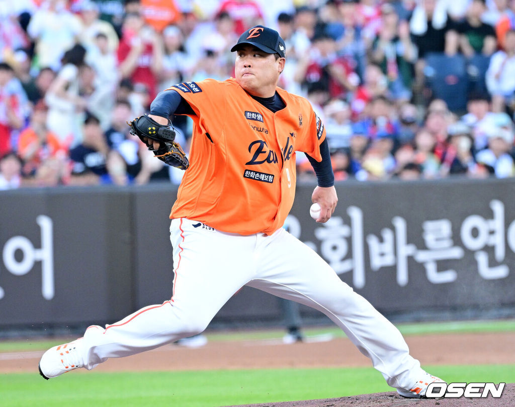 26일 대전 한화생명볼파크에서 ‘2025 신한 SOL Bank KBO리그’ 한화 이글스와 SSG 랜더스의 경기가 열렸다.홈팀 한화는 류현진, 방문팀 SSG는 김광현을 선발로 내세웠다.1회초 한화 선발 류현진이 힘차게 공을 뿌리고 있다. 2025.07.26 / dreamer@osen.co.kr