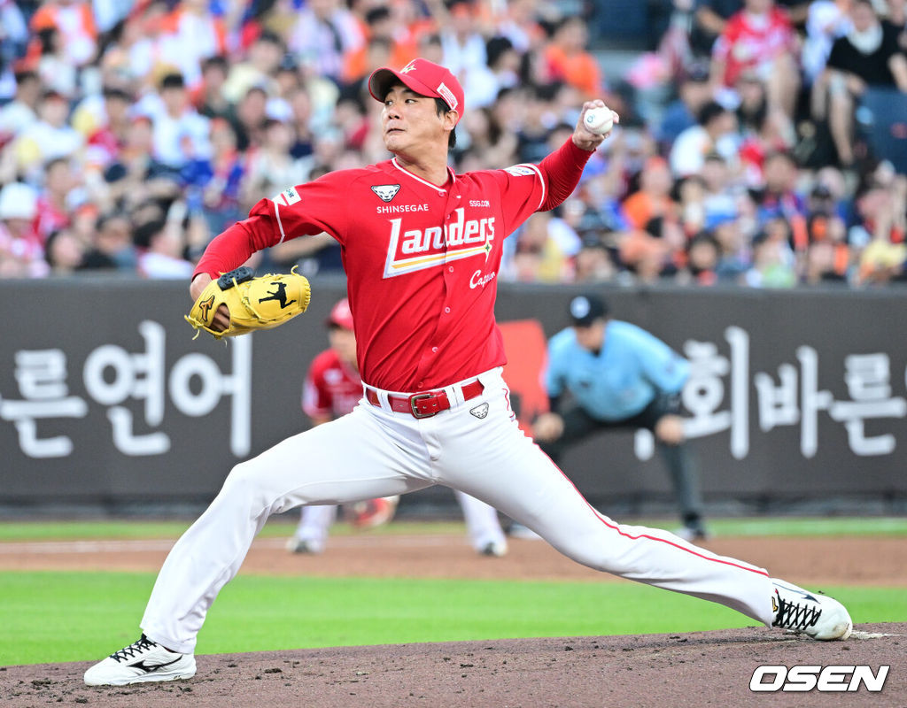 26일 대전 한화생명볼파크에서 ‘2025 신한 SOL Bank KBO리그’ 한화 이글스와 SSG 랜더스의 경기가 열렸다.홈팀 한화는 류현진, 방문팀 SSG는 김광현을 선발로 내세웠다.1회말 SSG 선발 김광현이 힘차게 공을 뿌리고 있다. 2025.07.26 / dreamer@osen.co.kr