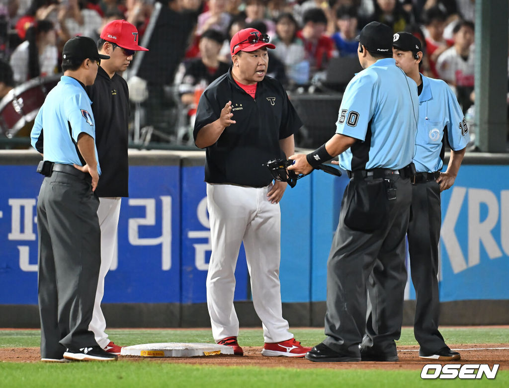 26일 부산 사직야구장에서 2025 신한 SOL 뱅크 KBO 리그 롯데 자이언츠와 KIA 타이거즈의 경기가 열렸다. 홈팀 롯데는 이민석이, 방문팀 KIA는 이의리가 선발 출전했다.KIA 타이거즈 이범호 감독이 6회말 무사 1루 고승민의 포수 왼쪽 번트 안타때 3루에서 KIA 타이거즈 위즈덤의 주루 방해로 비디오 판독을 한 후에도 롯데 자이언츠 황성빈의 세이프 판정에 항의하고 있다. 2025.07.26 / foto0307@osen.co.kr