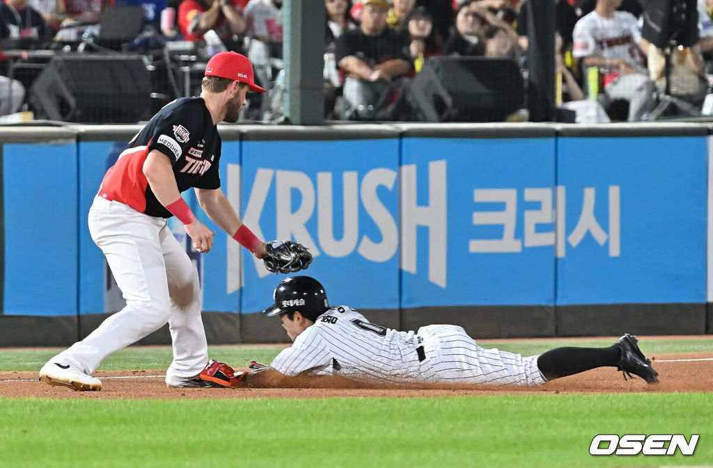 26일 부산 사직야구장에서 2025 신한 SOL 뱅크 KBO 리그 롯데 자이언츠와 KIA 타이거즈의 경기가 열렸다. 홈팀 롯데는 이민석이, 방문팀 KIA는 이의리가 선발 출전했다.롯데 자이언츠 황성빈이 6회말 무사 1루 고승민의 포수 왼쪽 번트 안타때 3루에서 KIA 타이거즈 위즈덤의 주루 방해로 세이프되고 있다. 2025.07.26 / foto0307@osen.co.kr