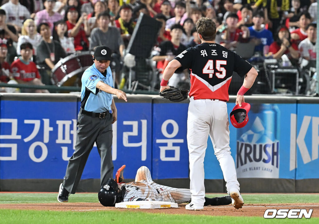 26일 부산 사직야구장에서 2025 신한 SOL 뱅크 KBO 리그 롯데 자이언츠와 KIA 타이거즈의 경기가 열렸다. 홈팀 롯데는 이민석이, 방문팀 KIA는 이의리가 선발 출전했다.함지웅 3루심이 6회말 무사 1루 고승민의 포수 왼쪽 번트 안타때 3루 슬라이딩 하던 롯데 자이언츠 황성빈의 플레이를 KIA 타이거즈 위즈덤의 주루 방해로 세이프 선언을 하고 있다. 2025.07.26 / foto0307@osen.co.kr