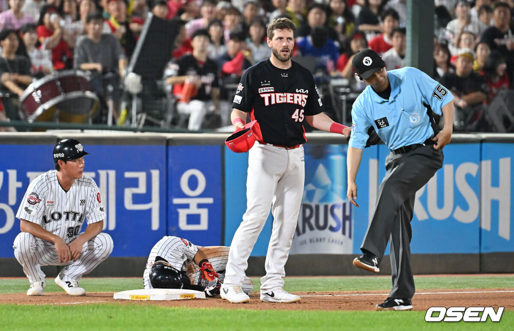 26일 부산 사직야구장에서 2025 신한 SOL 뱅크 KBO 리그 롯데 자이언츠와 KIA 타이거즈의 경기가 열렸다. 홈팀 롯데는 이민석이, 방문팀 KIA는 이의리가 선발 출전했다.함지웅 3루심이 6회말 무사 1루 고승민의 포수 왼쪽 번트 안타때 3루 슬라이딩 하던 롯데 자이언츠 황성빈의 플레이를 KIA 타이거즈 위즈덤의 주루 방해로 세이프 선언을 하고 있다. 2025.07.26 / foto0307@osen.co.kr