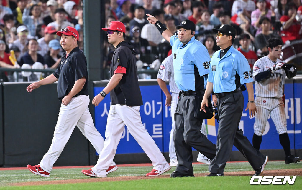 26일 부산 사직야구장에서 2025 신한 SOL 뱅크 KBO 리그 롯데 자이언츠와 KIA 타이거즈의 경기가 열렸다. 홈팀 롯데는 이민석이, 방문팀 KIA는 이의리가 선발 출전했다.KIA 타이거즈 이범호 감독이 6회말 무사 1루 고승민의 포수 왼쪽 번트 안타때 3루에서 KIA 타이거즈 위즈덤의 주루 방해로 비디오 판독을 한 후에도 롯데 자이언츠 황성빈의 세이프 판정에 항의한 후 퇴장 당하고 있다. 2025.07.26 / foto0307@osen.co.kr