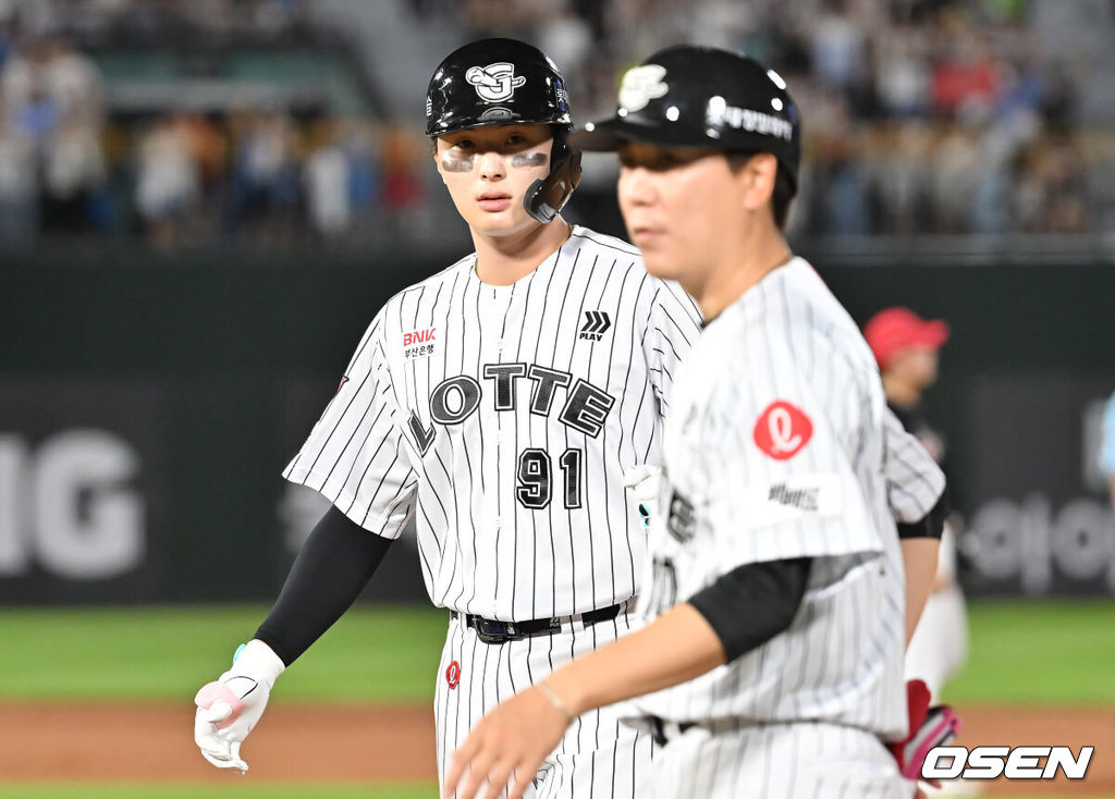26일 부산 사직야구장에서 2025 신한 SOL 뱅크 KBO 리그 롯데 자이언츠와 KIA 타이거즈의 경기가 열렸다. 홈팀 롯데는 이민석이, 방문팀 KIA는 이의리가 선발 출전했다.롯데 자이언츠 윤동희가 6회말 1사 2,3루 우익수 왼쪽 2타점 안타를 치고 하이파이브를 하고 있다. 2025.07.26 / foto0307@osen.co.kr