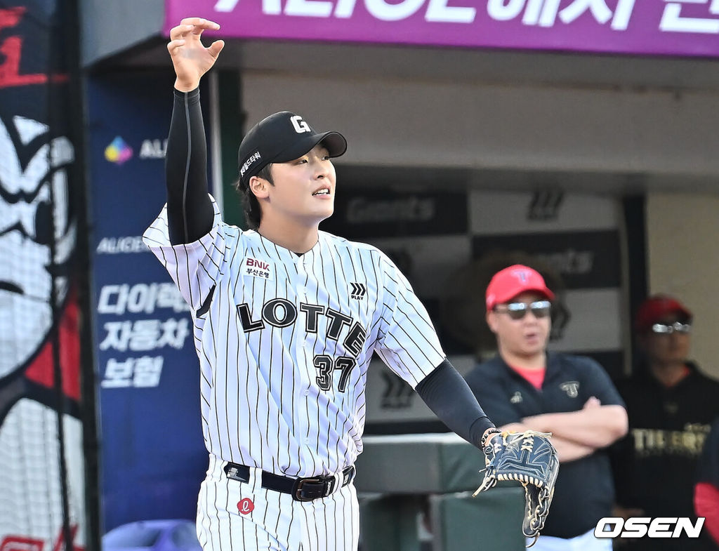 26일 부산 사직야구장에서 2025 신한 SOL 뱅크 KBO 리그 롯데 자이언츠와 KIA 타이거즈의 경기가 열렸다. 홈팀 롯데는 이민석이, 방문팀 KIA는 이의리가 선발 출전했다.롯데 자이언츠 이민석이 2회초 2사 만루 KIA 타이거즈 고종욱에게 우익수 앞 1타점 안타를 맞고 아쉬워하고 있다. 2025.07.26 / foto0307@osen.co.kr