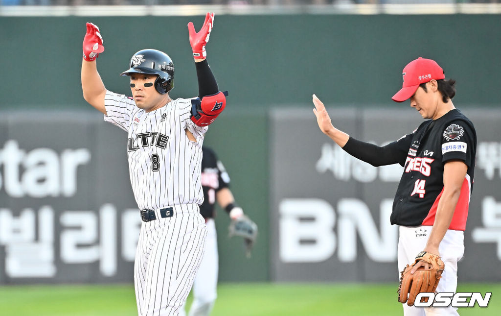 26일 부산 사직야구장에서 2025 신한 SOL 뱅크 KBO 리그 롯데 자이언츠와 KIA 타이거즈의 경기가 열렸다. 홈팀 롯데는 이민석이, 방문팀 KIA는 이의리가 선발 출전했다.롯데 자이언츠 전준우가 3회말 무사 3루 중견수 왼쪽 뒤 1타점 2루타를 치고 세리머니를 하고 있다. 2025.07.26 / foto0307@osen.co.kr