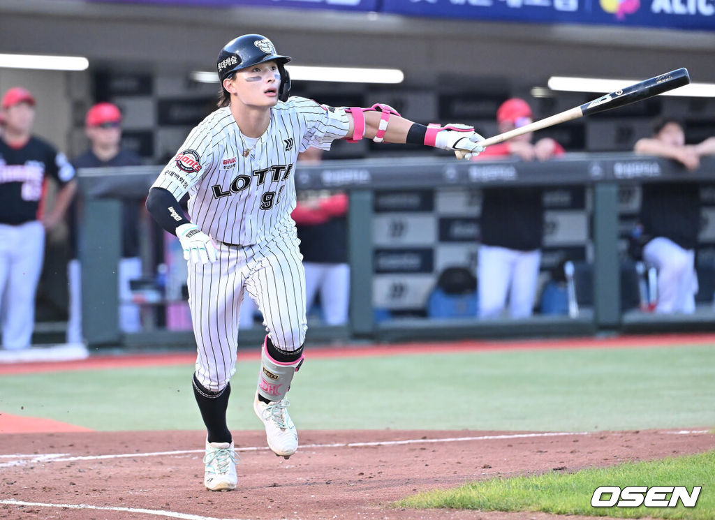 26일 부산 사직야구장에서 2025 신한 SOL 뱅크 KBO 리그 롯데 자이언츠와 KIA 타이거즈의 경기가 열렸다. 홈팀 롯데는 이민석이, 방문팀 KIA는 이의리가 선발 출전했다.롯데 자이언츠 윤동희가 3회말 무사 3루 우익수 오른쪽 1타점 3루타를 치고 있다. 2025.07.26 / foto0307@osen.co.kr