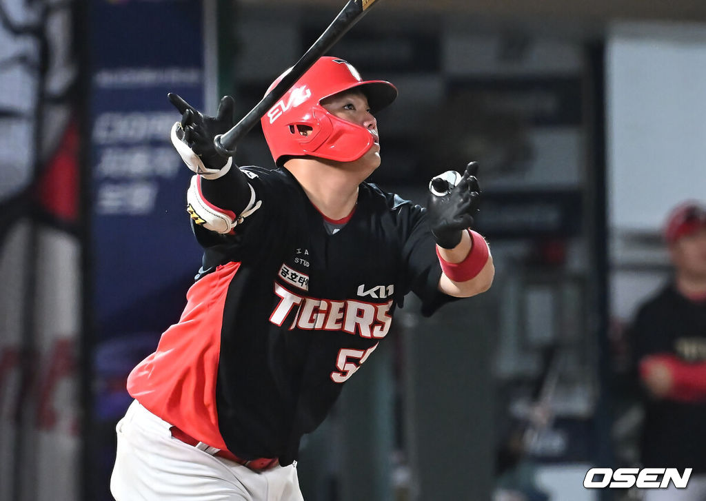 26일 부산 사직야구장에서 2025 신한 SOL 뱅크 KBO 리그 롯데 자이언츠와 KIA 타이거즈의 경기가 열렸다. 홈팀 롯데는 이민석이, 방문팀 KIA는 이의리가 선발 출전했다.KIA 타이거즈 한준수가 8회초 1사 우월 솔로 홈런을 치고 있다. 2025.07.26 / foto0307@osen.co.kr