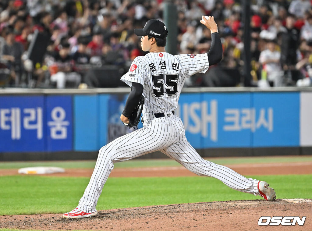 26일 부산 사직야구장에서 2025 신한 SOL 뱅크 KBO 리그 롯데 자이언츠와 KIA 타이거즈의 경기가 열렸다. 홈팀 롯데는 이민석이, 방문팀 KIA는 이의리가 선발 출전했다.롯데 자이언츠 윤성빈이 역투하고 있다. 2025.07.26 / foto0307@osen.co.kr