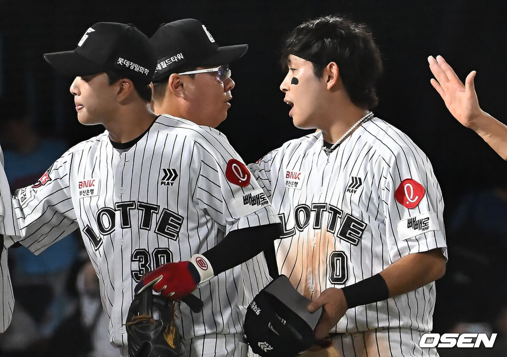 26일 부산 사직야구장에서 2025 신한 SOL 뱅크 KBO 리그 롯데 자이언츠와 KIA 타이거즈의 경기가 열렸다. 홈팀 롯데는 이민석이, 방문팀 KIA는 이의리가 선발 출전했다.롯데 자이언츠 황성빈이 KIA 타이거즈에 9-4로 승리한 후 김태형 감독과 기쁨을 나누고 있다. 2025.07.26 / foto0307@osen.co.kr