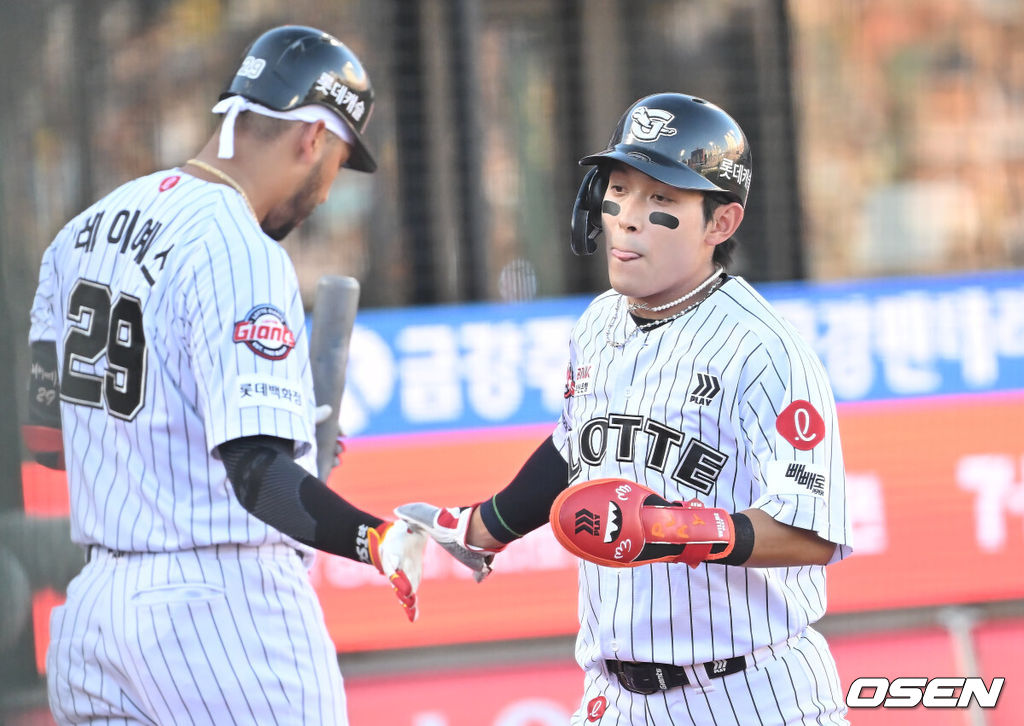 26일 부산 사직야구장에서 2025 신한 SOL 뱅크 KBO 리그 롯데 자이언츠와 KIA 타이거즈의 경기가 열렸다. 홈팀 롯데는 이민석이, 방문팀 KIA는 이의리가 선발 출전했다.롯데 자이언츠 황성빈이 1회말 1사 2루 손호영의 우중간 1타점 2루타때 득점을 올리고 하이파이브를 하고 있다. 2025.07.26 / foto0307@osen.co.kr