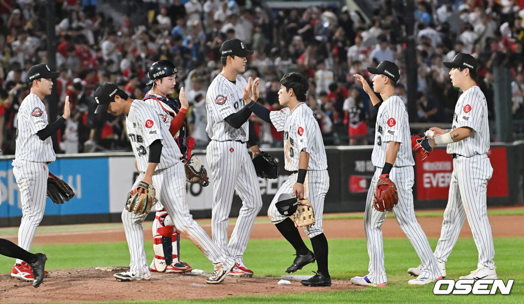 26일 부산 사직야구장에서 2025 신한 SOL 뱅크 KBO 리그 롯데 자이언츠와 KIA 타이거즈의 경기가 열렸다. 홈팀 롯데는 이민석이, 방문팀 KIA는 이의리가 선발 출전했다.롯데 자이언츠 선수들이 KIA 타이거즈에 9-4로 승리한 후 기쁨을 나누고 있다. 2025.07.26 / foto0307@osen.co.kr