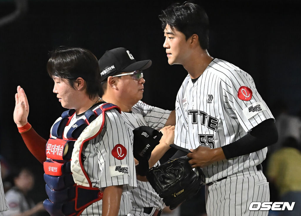 26일 부산 사직야구장에서 2025 신한 SOL 뱅크 KBO 리그 롯데 자이언츠와 KIA 타이거즈의 경기가 열렸다. 홈팀 롯데는 이민석이, 방문팀 KIA는 이의리가 선발 출전했다.롯데 자이언츠 윤성빈이 KIA 타이거즈에 9-4로 승리한 후 김태형 감독과 기쁨을 나누고 있다. 2025.07.26 / foto0307@osen.co.kr