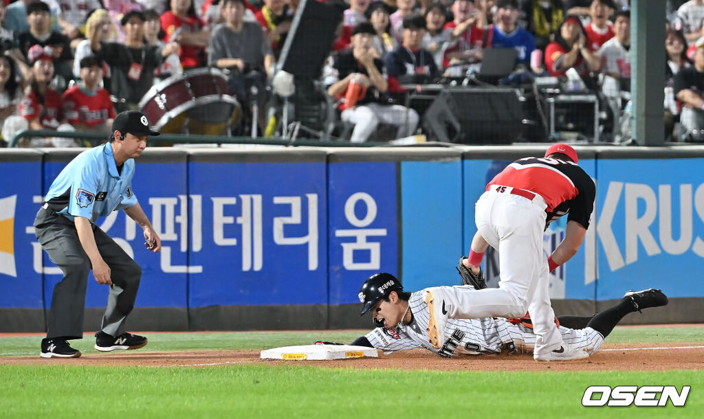 26일 부산 사직야구장에서 2025 신한 SOL 뱅크 KBO 리그 롯데 자이언츠와 KIA 타이거즈의 경기가 열렸다. 홈팀 롯데는 이민석이, 방문팀 KIA는 이의리가 선발 출전했다.롯데 자이언츠 황성빈이 6회말 무사 1루 고승민의 포수 왼쪽 번트 안타때 3루에서 KIA 타이거즈 위즈덤의 주루 방해로 세이프되고 있다. 2025.07.26 / foto0307@osen.co.kr