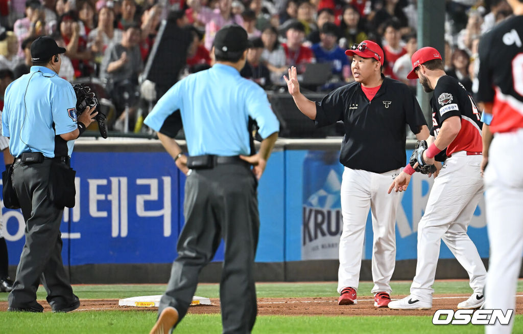 26일 부산 사직야구장에서 2025 신한 SOL 뱅크 KBO 리그 롯데 자이언츠와 KIA 타이거즈의 경기가 열렸다. 홈팀 롯데는 이민석이, 방문팀 KIA는 이의리가 선발 출전했다.KIA 타이거즈 이범호 감독이 6회말 무사 1루 고승민의 포수 왼쪽 번트 안타때 3루에서 KIA 타이거즈 위즈덤의 주루 방해로 비디오 판독을 한 후에도 롯데 자이언츠 황성빈의 세이프 판정에 항의하고 있다. 2025.07.26 / foto0307@osen.co.kr
