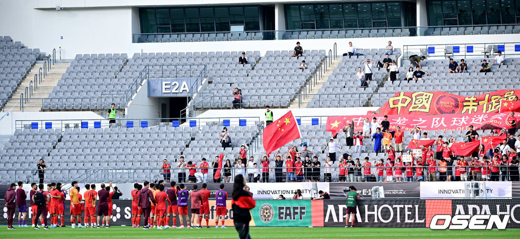 5일 오후 용인 미르스타디움에서 2025 동아시아축구연맹(EAFF) E-1 챔피언십(동아시안컵) 3차전 중국과 홍콩의 경기가 열렸다. 이날 경기는 중국이 홍콩을 상대로 1-0 승리를 거뒀다.경기를 마치고 중국 선수들이 팬들에게 인사를 전하고 있다. 2025.07.15 / dreamer@osen.co.kr
