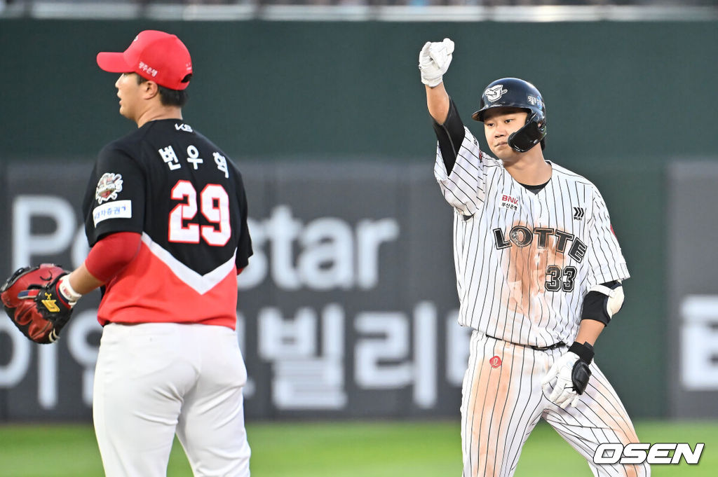 25일 부산 사직야구장에서 2025 신한 SOL 뱅크 KBO 리그 롯데 자이언츠와 KIA 타이거즈의 경기가 열렸다. 홈팀 롯데는 데이비슨이, 방문팀 KIA는 김건국이 선발 출전했다.롯데 자이언츠 손호영이 4회말 1사 우중간 2루타를 치고 세리머니를 하고 있다. 2025.07.25 / foto0307@osen.co.kr