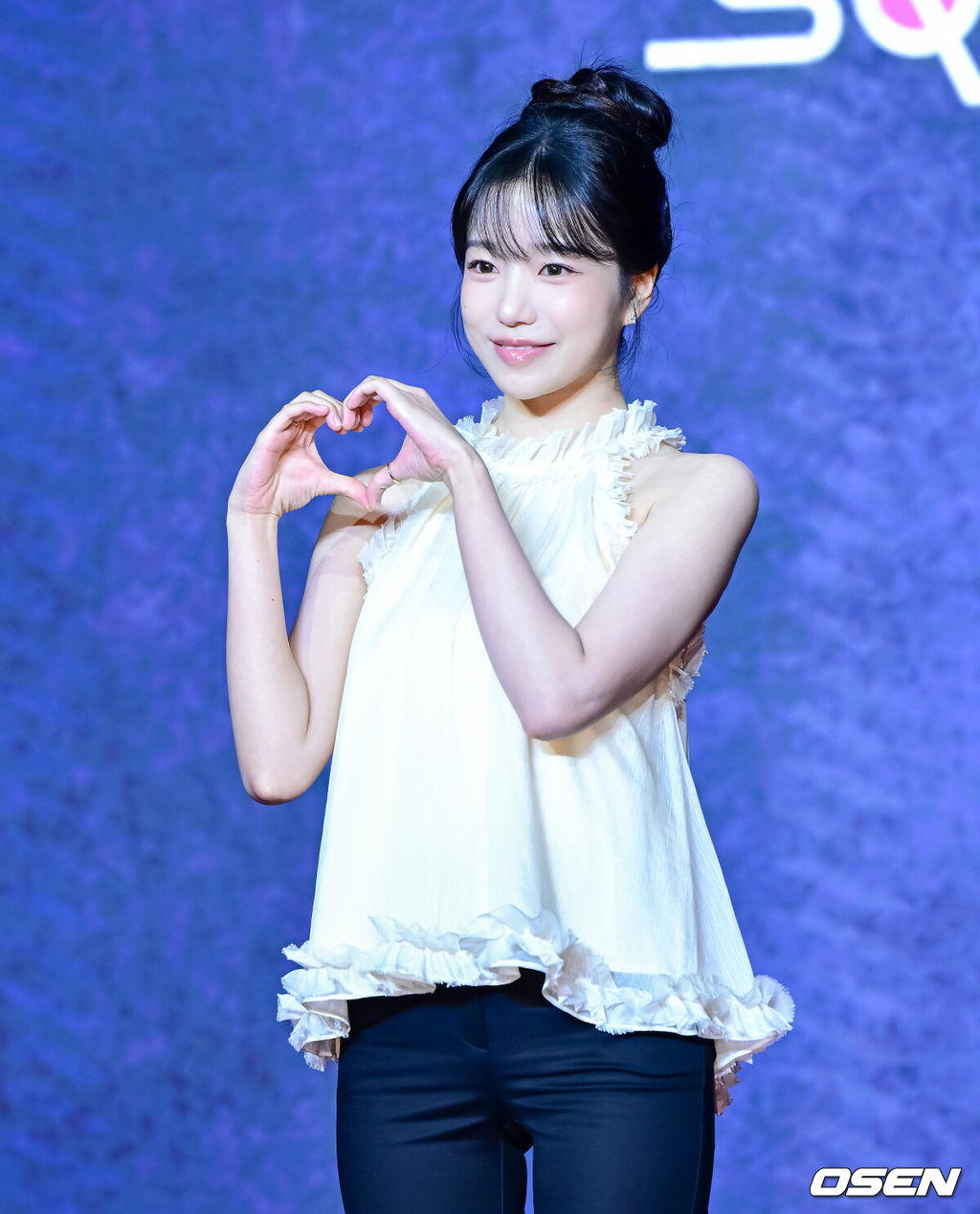 9일 오전 서울 용산구 서울드래곤시티에서 넷플릭스 시리즈 '오징어 게임' 시즌3 제작발표회가 열렸다.'오징어 게임' 시즌3는 자신만의 목적을 품고 다시 참가한 게임에서 가장 친한 친구를 잃고 만 ‘기훈’과, 정체를 숨긴 채 게임에 숨어들었던 ‘프론트맨’, 그리고 그 잔인한 게임 속에서 살아남은 참가자들의 마지막 운명을 그린 이야기다.배우 조유리가 포토타임을 하고 있다. 2025.06.09 /jpnews@osen.co.kr