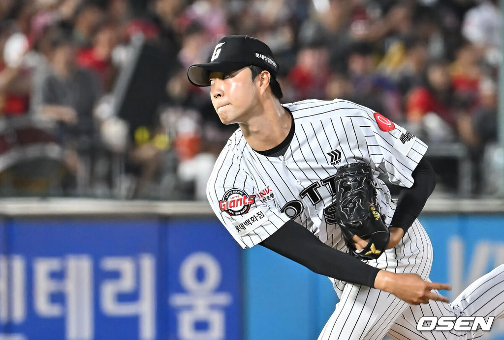 26일 부산 사직야구장에서 2025 신한 SOL 뱅크 KBO 리그 롯데 자이언츠와 KIA 타이거즈의 경기가 열렸다. 홈팀 롯데는 이민석이, 방문팀 KIA는 이의리가 선발 출전했다.롯데 자이언츠 윤성빈이 역투하고 있다. 2025.07.26 / foto0307@osen.co.kr