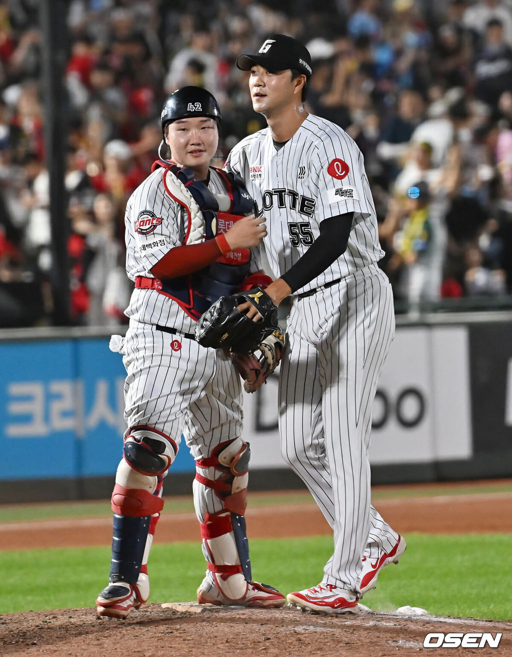 26일 부산 사직야구장에서 2025 신한 SOL 뱅크 KBO 리그 롯데 자이언츠와 KIA 타이거즈의 경기가 열렸다. 홈팀 롯데는 이민석이, 방문팀 KIA는 이의리가 선발 출전했다.롯데 자이언츠 윤성빈이 KIA 타이거즈에 9-4로 승리한 후 정보근과 기쁨을 나누고 있다. 2025.07.26 / foto0307@osen.co.kr