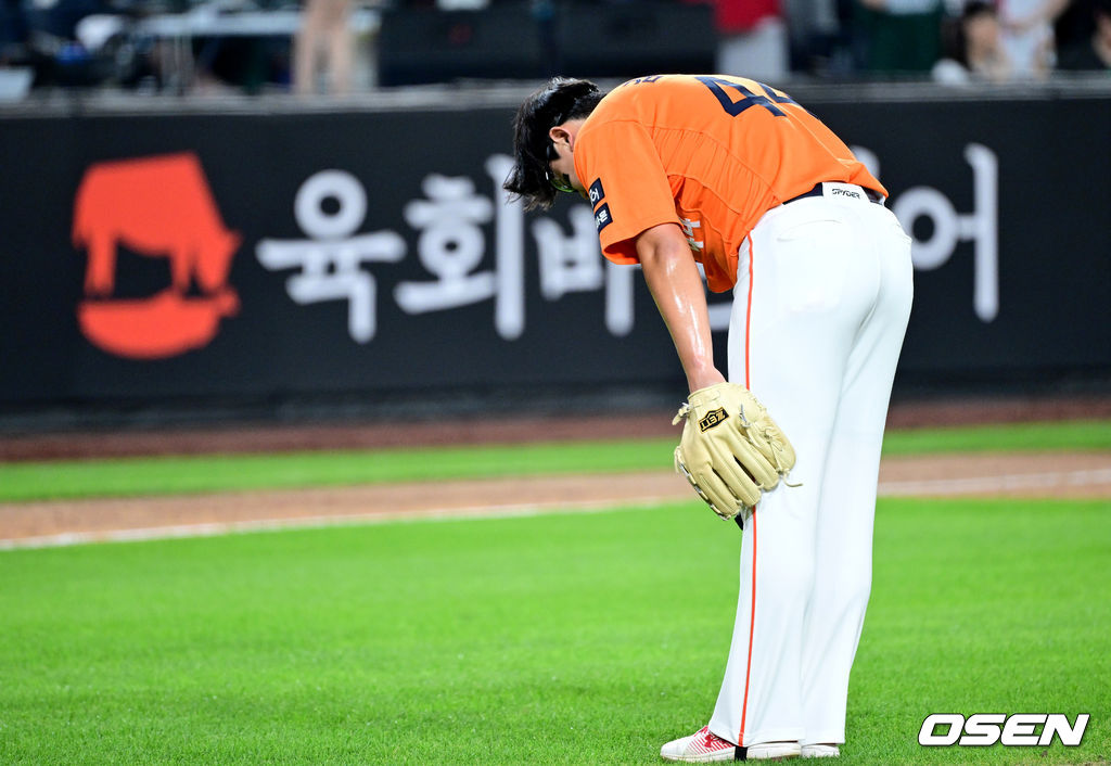 지난 25일 경기를 마무리지은 뒤 SSG 더그아웃을 향해 허리 숙여 미안함을 전하는 한화 투수 김서현.