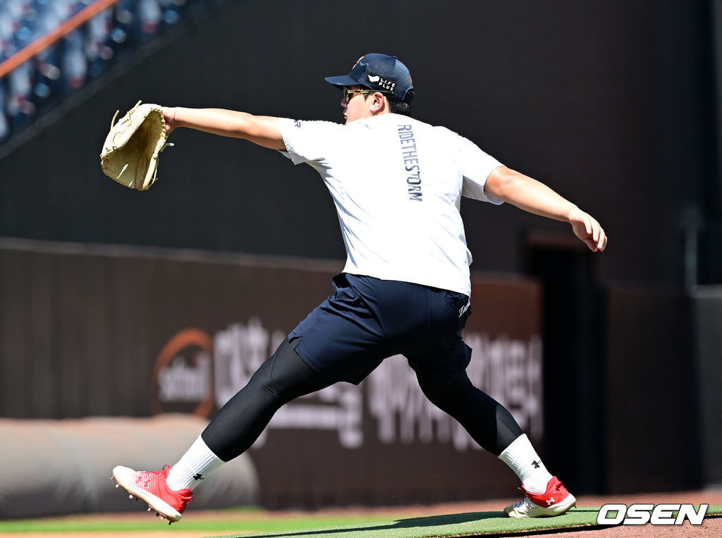 영점 조정의 간절함 속 공 없이 마운드에서 투구를 펼치는 김서현.
