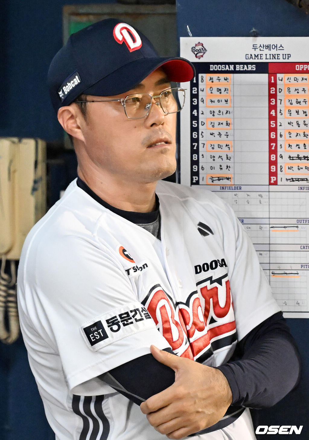 25일 오후 서울 잠실야구장에서 2025 신한 SOL Bank KBO리그 두산 베어스와 LG 트윈스의 경기가 열렸다.이날 두산은 콜어빈, LG는 에르난데스를 선발로 내세웠다.두산 조성환 감독 대행이 덕아웃에서 경기를 주시하고 있다. 2025.07.25 / rumi@osen.co.kr