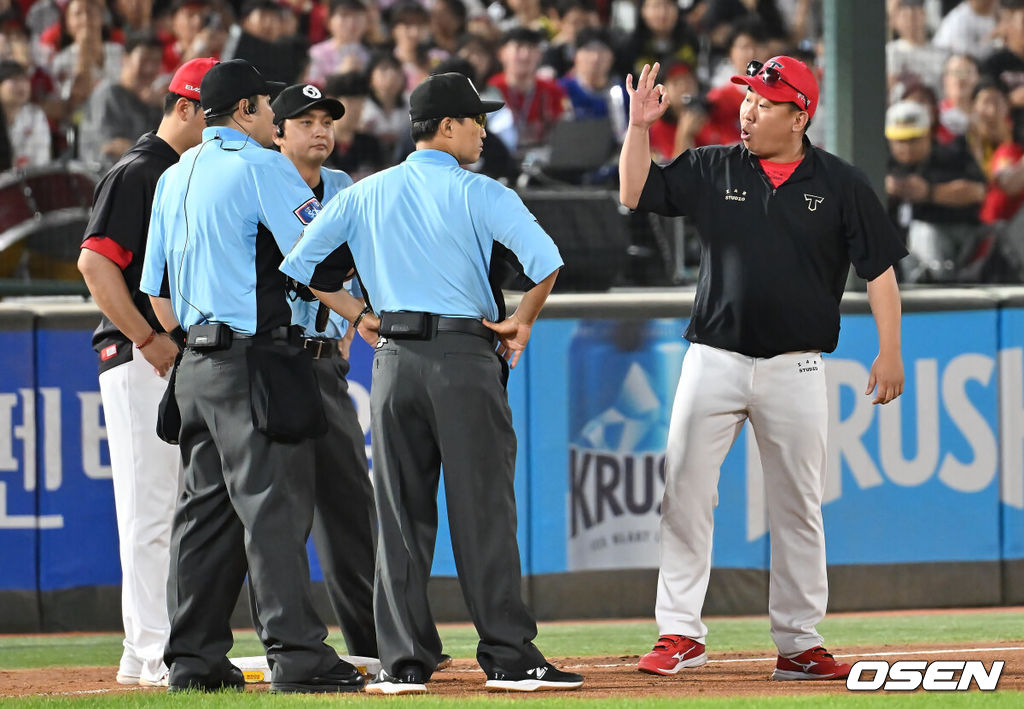 26일 부산 사직야구장에서 2025 신한 SOL 뱅크 KBO 리그 롯데 자이언츠와 KIA 타이거즈의 경기가 열렸다. 홈팀 롯데는 이민석이, 방문팀 KIA는 이의리가 선발 출전했다.KIA 타이거즈 이범호 감독이 6회말 무사 1루 고승민의 포수 왼쪽 번트 안타때 3루에서 KIA 타이거즈 위즈덤의 주루 방해로 비디오 판독을 한 후에도 롯데 자이언츠 황성빈의 세이프 판정에 항의하고 있다. 2025.07.26 / foto0307@osen.co.kr