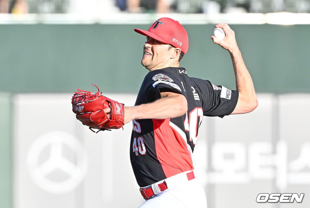 27일 부산 사직야구장에서 2025 신한 SOL 뱅크 KBO 리그 롯데 자이언츠와 KIA 타이거즈의 경기가 열렸다. 홈팀 롯데는 나균안이, 방문팀 KIA는 네일이 선발 출전했다.KIA 타이거즈 선발 투수 네일이 역투하고 있다. 2025.07.27 / foto0307@osen.co.kr