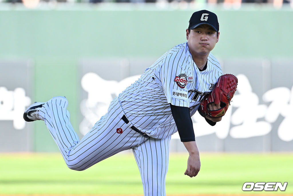 27일 부산 사직야구장에서 2025 신한 SOL 뱅크 KBO 리그 롯데 자이언츠와 KIA 타이거즈의 경기가 열렸다. 홈팀 롯데는 나균안이, 방문팀 KIA는 네일이 선발 출전했다.롯데 자이언츠 선발 투수 나균안이 역투하고 있다. 2025.07.27 / foto0307@osen.co.kr
