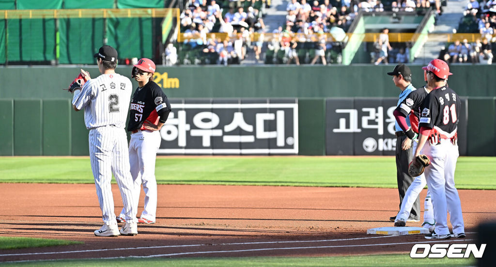 27일 부산 사직야구장에서 2025 신한 SOL 뱅크 KBO 리그 롯데 자이언츠와 KIA 타이거즈의 경기가 열렸다. 홈팀 롯데는 나균안이, 방문팀 KIA는 네일이 선발 출전했다.KIA 타이거즈 고종욱이 1회초 무사 1루 박찬호의 좌익수 앞 땅볼 타구를 롯데 자이언츠 전준우에게 직접 잡힌 것으로 판단, 2루에 달리지 않아 포스 아웃되고 있다. 2025.07.27 / foto0307@osen.co.kr