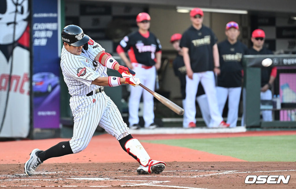 27일 부산 사직야구장에서 2025 신한 SOL 뱅크 KBO 리그 롯데 자이언츠와 KIA 타이거즈의 경기가 열렸다. 홈팀 롯데는 나균안이, 방문팀 KIA는 네일이 선발 출전했다.롯데 자이언츠 유강남이 2회말 2사 1,2루 좌익수 오른쪽 뒤 2타점 2루타를 치고 있다. 2025.07.27 / foto0307@osen.co.kr