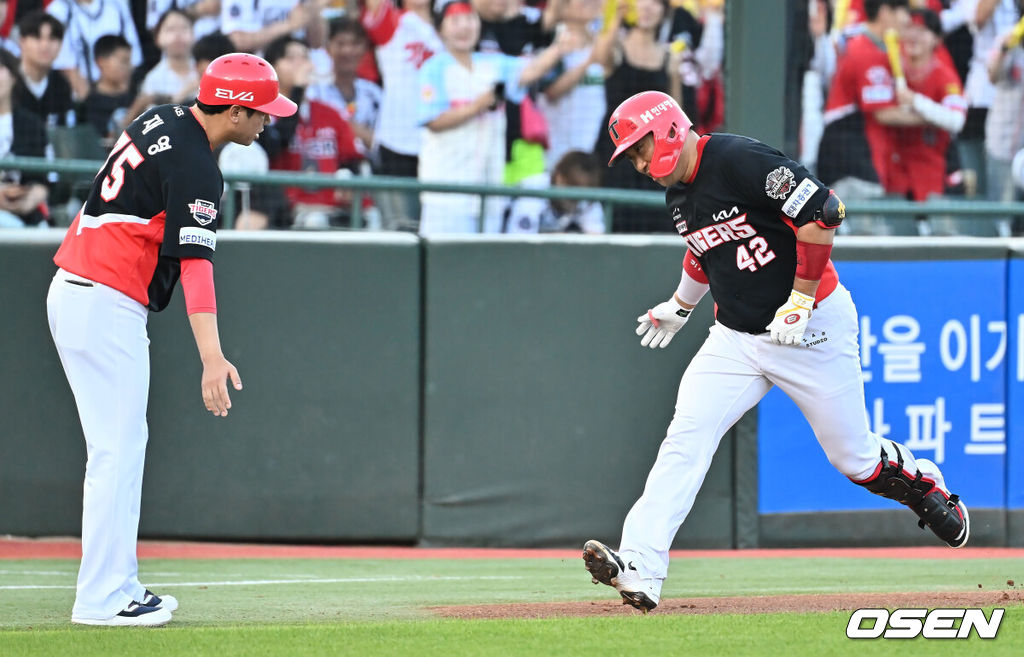 27일 부산 사직야구장에서 2025 신한 SOL 뱅크 KBO 리그 롯데 자이언츠와 KIA 타이거즈의 경기가 열렸다. 홈팀 롯데는 나균안이, 방문팀 KIA는 네일이 선발 출전했다.KIA 타이거즈 김태군이 3회초 좌월 솔로 홈런을 치고 기쁨을 나누고 있다. 2025.07.27 / foto0307@osen.co.kr