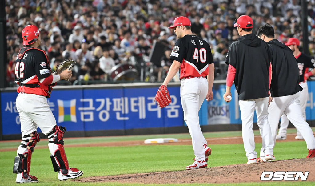 27일 부산 사직야구장에서 2025 신한 SOL 뱅크 KBO 리그 롯데 자이언츠와 KIA 타이거즈의 경기가 열렸다. 홈팀 롯데는 나균안이, 방문팀 KIA는 네일이 선발 출전했다.KIA 타이거즈 선발 투수 네일이 7회말 무사 1,2루 교체되고 있다. 2025.07.27 / foto0307@osen.co.kr