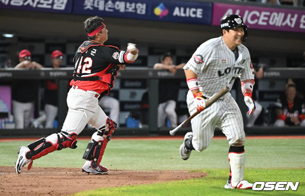 27일 부산 사직야구장에서 2025 신한 SOL 뱅크 KBO 리그 롯데 자이언츠와 KIA 타이거즈의 경기가 열렸다. 홈팀 롯데는 나균안이, 방문팀 KIA는 네일이 선발 출전했다.KIA 타이거즈 김태군이 7회말 무사 1,2루 롯데 자이언츠 유강남의 보내기 번트를 잡아 3루로 던져 병살을 만들고 있다. 2025.07.27 / foto0307@osen.co.kr