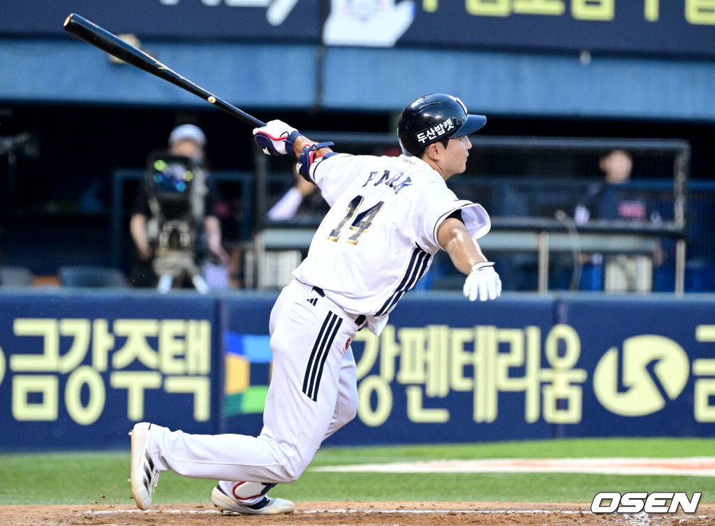 27일 서울 잠실야구장에서 ‘2025 신한 SOL Bank KBO리그’ 두산 베어스와 LG 트윈스의 경기가 열렸다.홈팀 두산은 잭 로그, 방문팀 LG는 최채흥을 선발로 내세웠다.4회말 무사 2, 3루 상황 두산 박계범이 동점 1타점 적시타를 날리고 있다. 2025.07.27 / dreamer@osen.co.kr