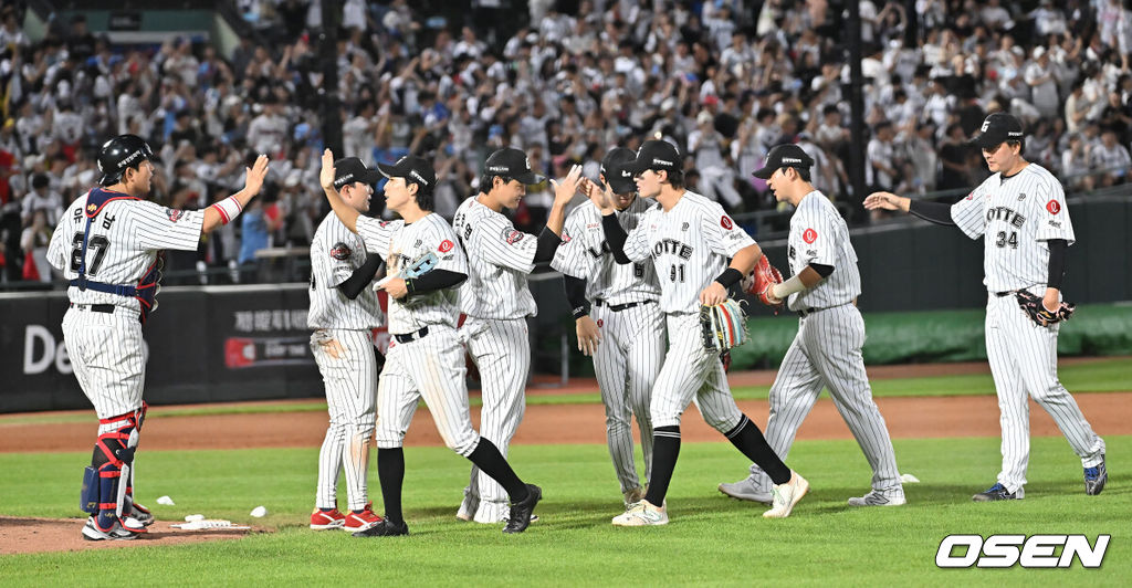27일 부산 사직야구장에서 2025 신한 SOL 뱅크 KBO 리그 롯데 자이언츠와 KIA 타이거즈의 경기가 열렸다. 홈팀 롯데는 나균안이, 방문팀 KIA는 네일이 선발 출전했다.롯데 자이언츠 선수들이 KIA 타이거즈에 5-3으로 승리, 스윙승을 올리고 기쁨을 나누고 있다. 2025.07.27 / foto0307@osen.co.kr