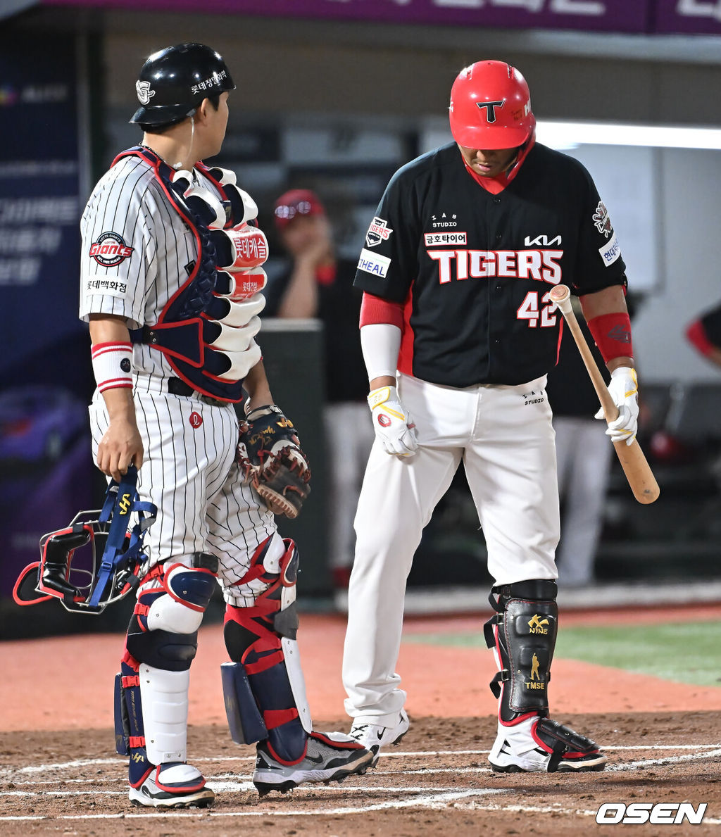27일 부산 사직야구장에서 2025 신한 SOL 뱅크 KBO 리그 롯데 자이언츠와 KIA 타이거즈의 경기가 열렸다. 홈팀 롯데는 나균안이, 방문팀 KIA는 네일이 선발 출전했다.KIA 타이거즈 김태군이 7회초 2사 2루 롯데 자이언츠 유강남 포수에게 자신의 타구에 다리를 맞았다고 얘기하고 있다. 2025.07.27 / foto0307@osen.co.kr