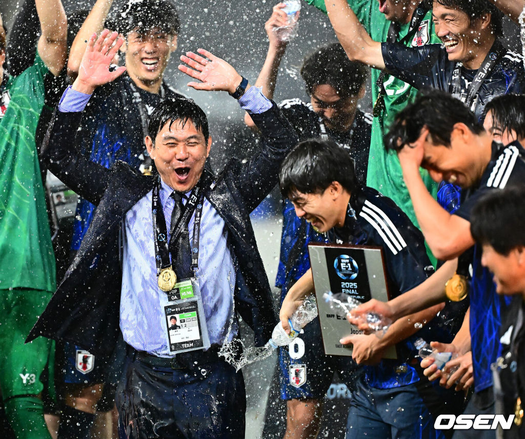 대굴욕이다. 한국축구가 일본에 사상 첫 3연패를 당했다. 홍명보 감독이 이끄는 남자축구대표팀은 15일 오후 7시 24분 용인 미르스타디움에서 개최되는 2025 동아시아축구연맹(EAFF) E-1 챔피언십(동아시안컵) 3차전에서 숙적 일본에게 0-1로 패해 우승컵 탈환에 실패했다. 대회 3승의 일본이 통산 세 번째 우승을 달성했다. 일본은 안방의 한국을 누르고 대회 2연패까지 가져갔다. 한국은 여전히 5회 우승으로 최다우승이지만 2개 대회 연속 일본에 밀렸다. 경기를 마치고 일본 모리야스 하지메 감독이 선수들과 우승을 기뻐하고 있다. 2025.07.15 / jpnews@osen.co.kr